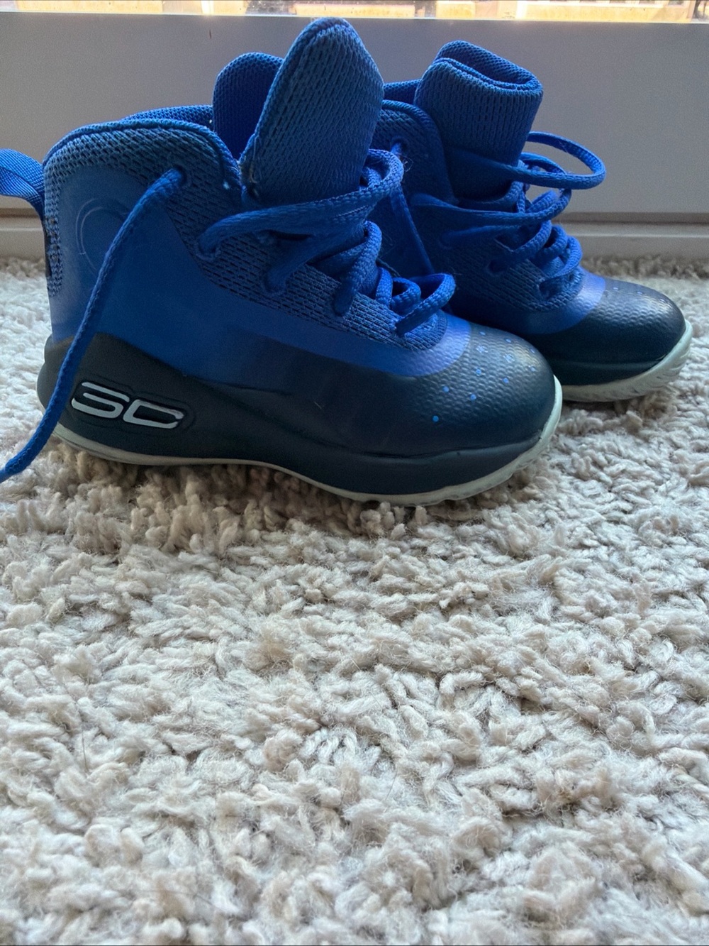 Under Armour Blue toddler Kids size 5  Mid-Top Basketball Shoes